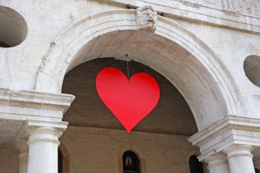 Kırmızı kalp Bazilikası palladiana piazza dei işareti de asılı
