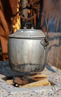 açık havada bir parti sırasında ateşte alüminyum tava