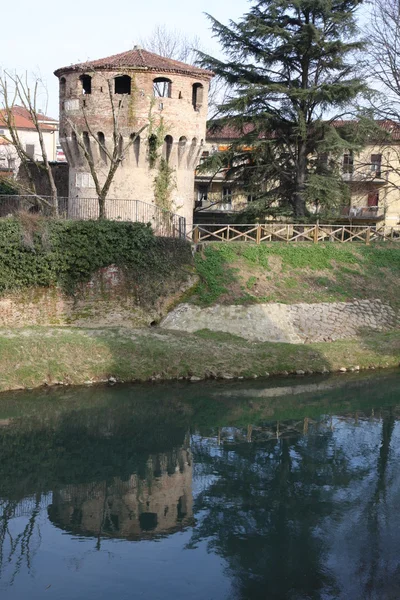 Ancienne tour médiévale en brique pour la défense de la ville — Photo