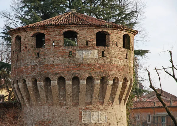 Antigua torre medieval de ladrillo para la defensa de la ciudad —  Fotos de Stock
