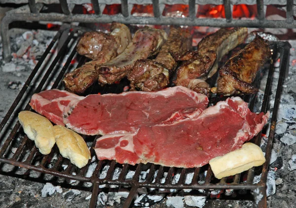 Яловичі стейки та відрізки вареної свинини на барбекю — стокове фото