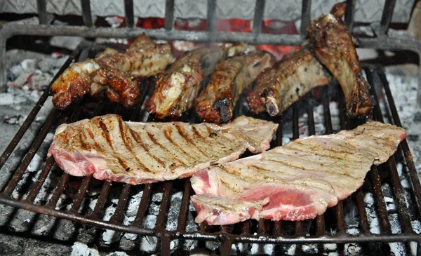 Filetes de ternera y chuletas cocinadas a la brasa de cerdo en la barbacoa —  Fotos de Stock