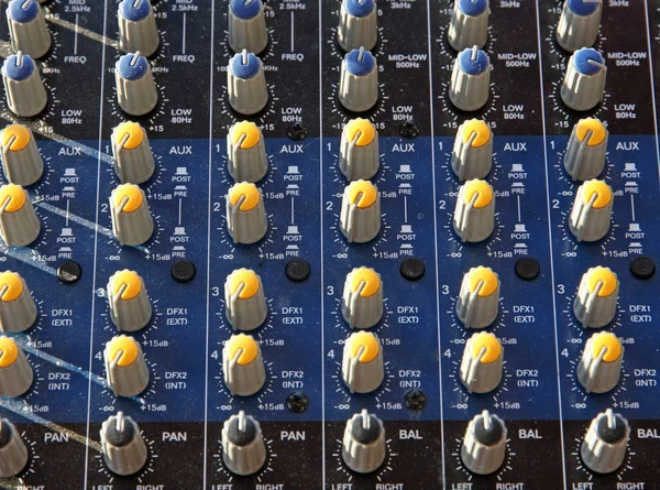 Potentiometers trimmers en een mixer tijdens een concert — Stockfoto