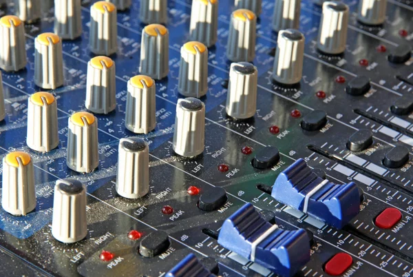 Potentiometers trimmers en een mixer tijdens een concert — Stockfoto