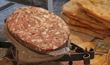 çok büyük ve lezzetli salam ve İtalyan pazarında satılan ekmek