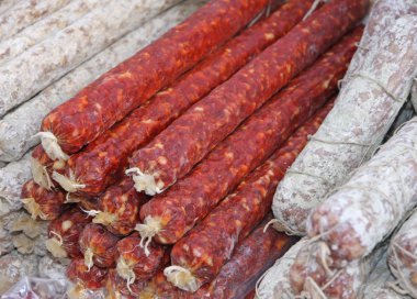 montón de salames y salchichas picantes con ajos para la venta en el