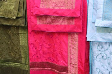 Özel ceremoni için giyim yapmak için üç etnik kumaş kumaş