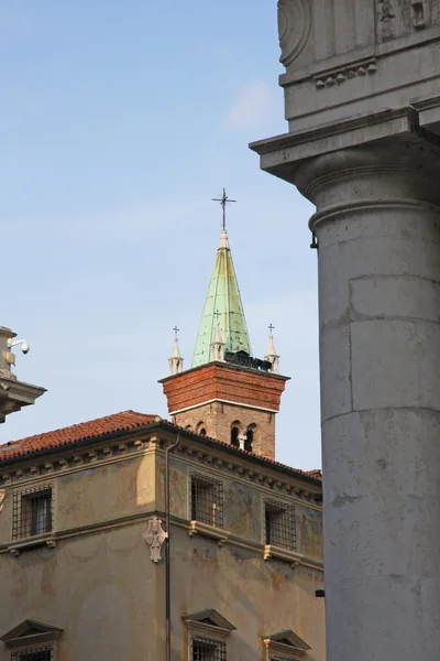 街のメイン広場の教会の古代の塔 — ストック写真