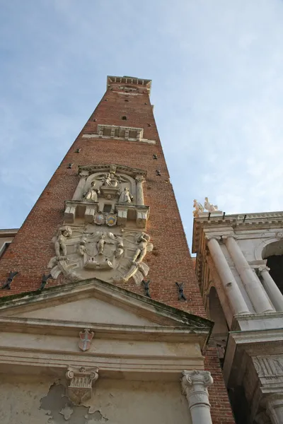 Torre mais alta da antiga Basílica de Palladiana na Piazza d — Fotografia de Stock