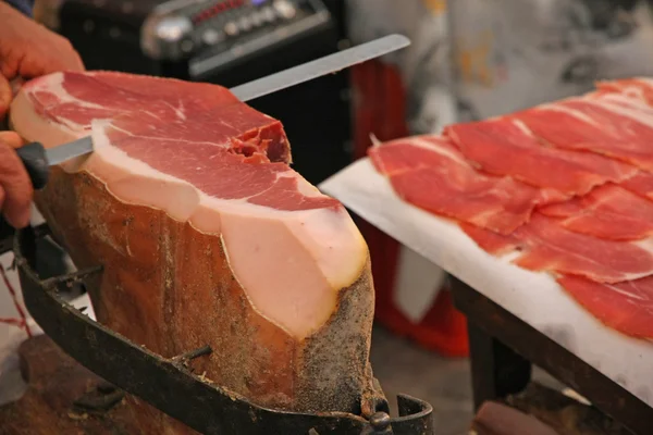 Steel knife and perfumed red raw slices Italian ham — Stock Photo, Image