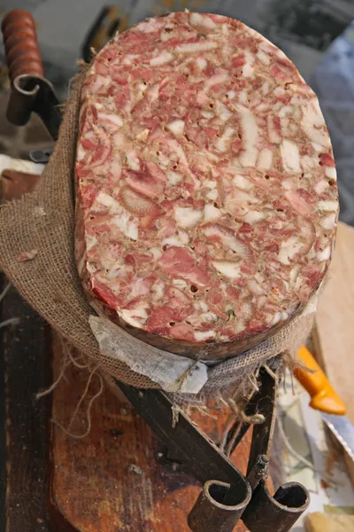 Saboroso e enorme salame e pão vendido no mercado italiano — Fotografia de Stock