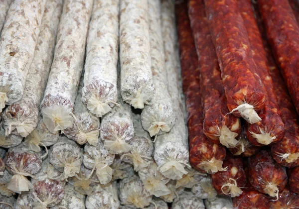 Bunch of Salamis and spicy sausages with garlic for sale at the — Stock Photo, Image