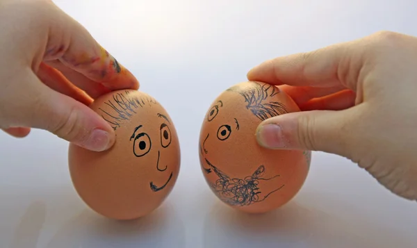 Trois œufs souriants avec yeux nez et bouche — Photo