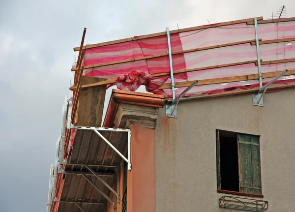 Barrier to protect the falls from the roof during maintenance wo — Stock Photo, Image