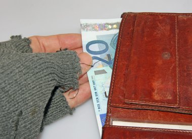 euro para cüzdanını çalan fakir adamın elini