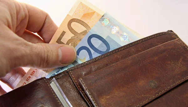 Mão que paga tomando o dinheiro do euro — Fotografia de Stock