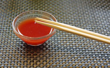 cam kase chopsticks Çinli Restoran sıcak sos ile