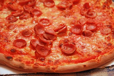 ahşap yakma fırını üzerinde pişmiş mükemmel pizza