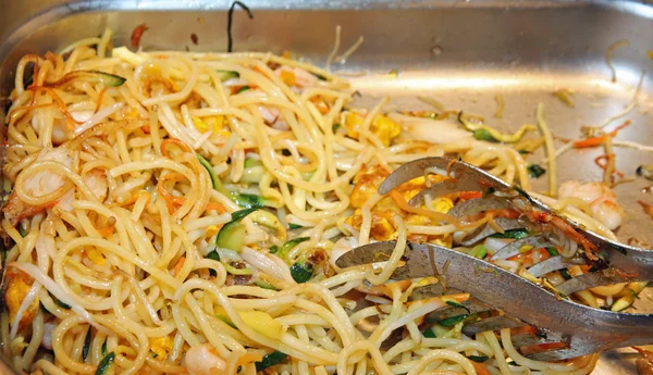 Talíř špaget s zeleniny a masa podávané na — Stock fotografie