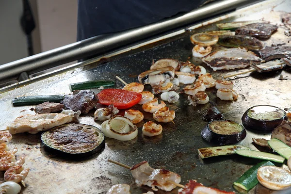 Camarão de peixe e espetos vegetais de carne cozidos numa grelha — Fotografia de Stock