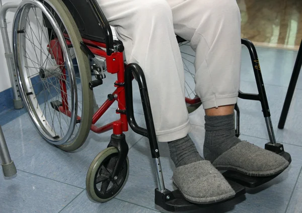 Пациент с проблемами с ногами на инвалидных колясках — стоковое фото