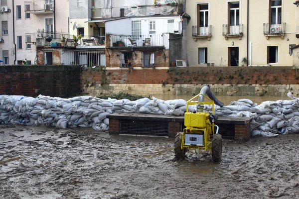 Sacchi di sabbia lungo le rive del fiume dopo l'alluvione e il pu — Foto Stock