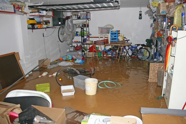 Garage med cykel och lådor under en översvämning — Stockfoto