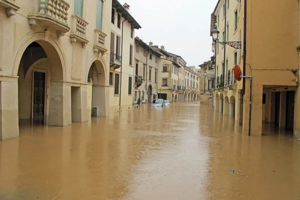 Auto per le strade e le strade sommerse dal fango del diluvio — Foto Stock