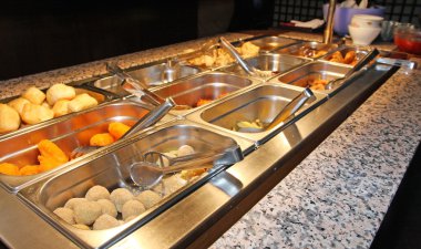 self servis Çin restoranı içinde yemek tepsisi dolu