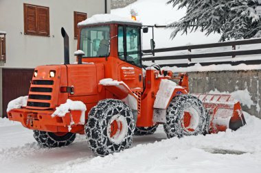 Tüm kar yoldan çıkarmak için kar pulluk sıyırıcı