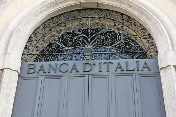 Дверь Банка Италии закрыта с надписью выше — стоковое фото