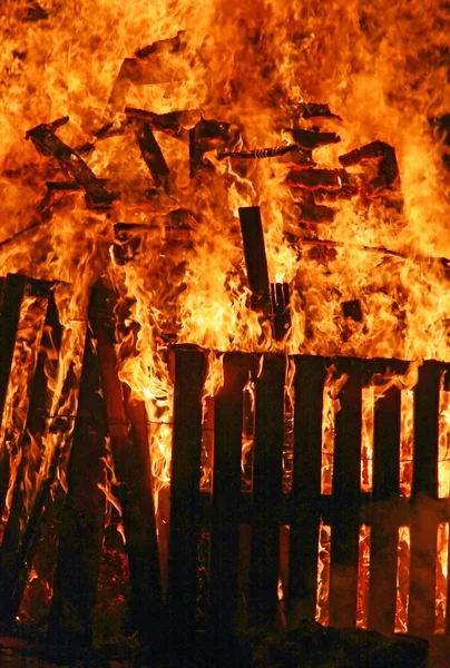 Будинок горить і горить повністю — стокове фото