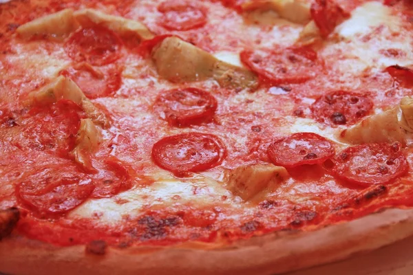Uitstekende pizza bakedin vuur hout oven met salamino — Stockfoto
