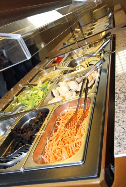 Kiszolgálása tálcán ázsiai étterem sárgarépa zöldek gombával — Stock Fotó