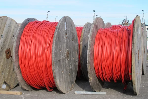 Grandi bobine di cavi elettrici per il trasporto di elettricità hig — Foto Stock