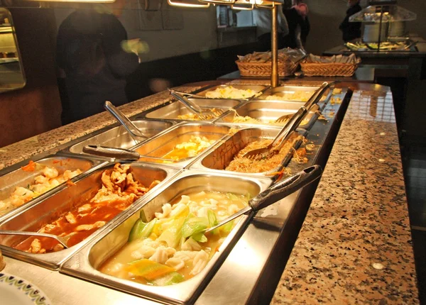 Bandeja llena de comida dentro del restaurante chino de autoservicio —  Fotos de Stock
