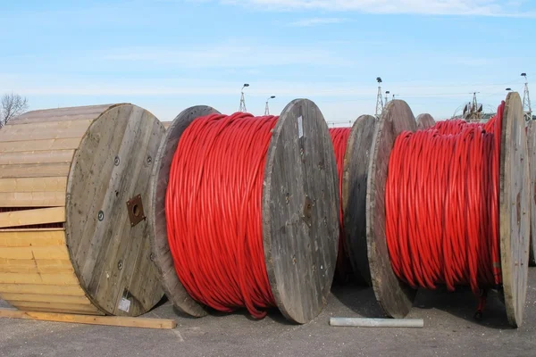 Bobine di cavo elettrico rosso per il trasporto di energia elettrica ad alta — Foto Stock