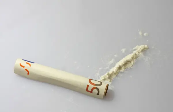Striscia di droga e una cinquantina di euro arrotolati pronti all'uso — Foto Stock