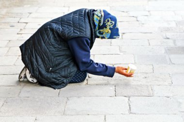fakir dilenci sadaka için yolda sorar.