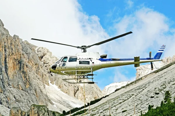 Helicóptero para el transporte de materiales en las altas montañas — Foto de Stock