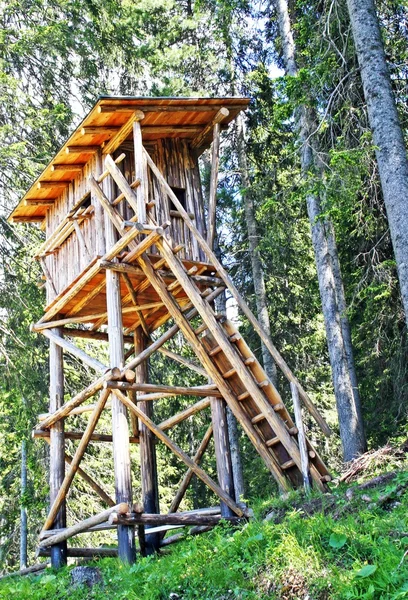 Hütten für Vogelbeobachtung und Vogeljagd in den Bergen — Stockfoto