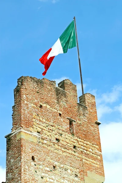 Italienische Flagge weht hoch über einem Turm — Stockfoto