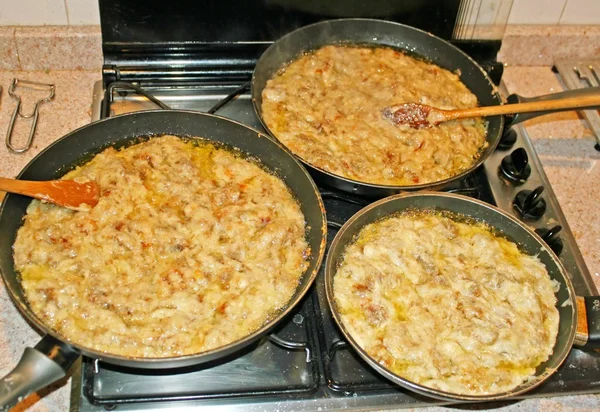 Pan, a konyhában, a omlett elkészítése — Stock Fotó