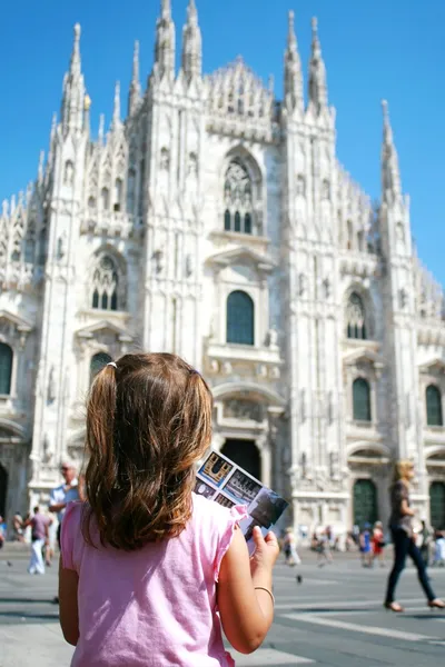 Menina com a camisa rosa que olha para o catedro de Milão — Fotografia de Stock