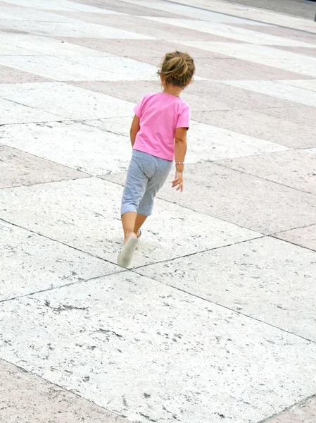 Menina correr em paredes Marostica e castelo — Fotografia de Stock