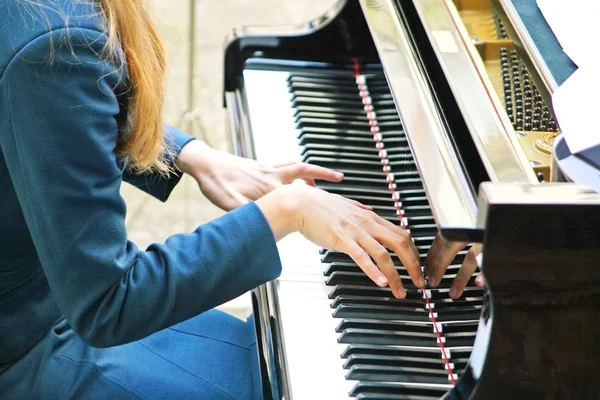 Руки грають мелодію на піаніно — стокове фото