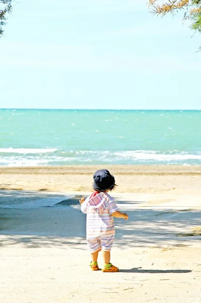 Dziecko dziewczynka wychodzi na morze w letni dzień — Zdjęcie stockowe