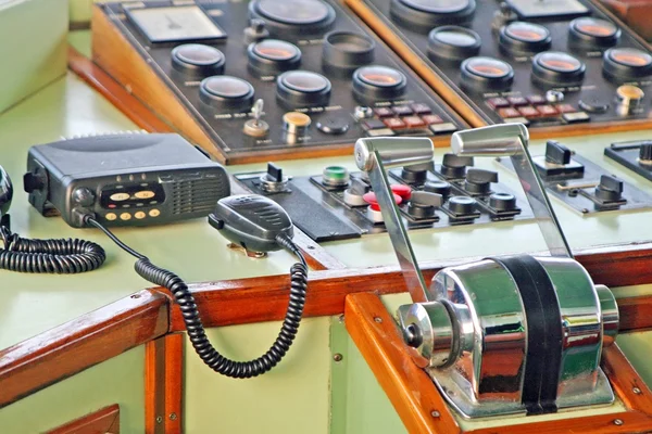 Rádio pro veškerou komunikaci v pilotním prostoru lodi — Stock fotografie