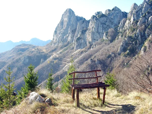 Banco en la cima de una montaña en los Alpes —  Fotos de Stock