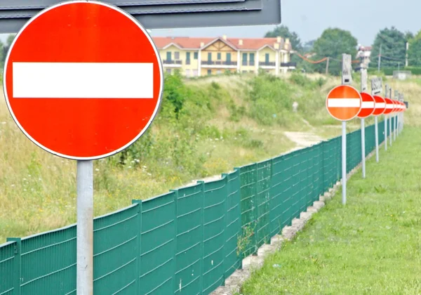 Serie roter und weißer Verkehrsschilder — Stockfoto